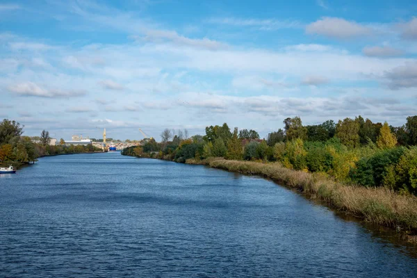 Schöne Sommerlandschaft Des Flusses Mit Wäldern Ufer Und Blauem Himmel — Stockfoto