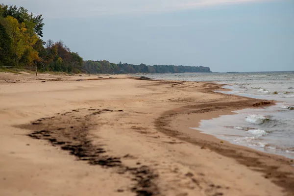 düşük tide bulutlu gün içinde sonbahar renkleri ile kumlu deniz plaj