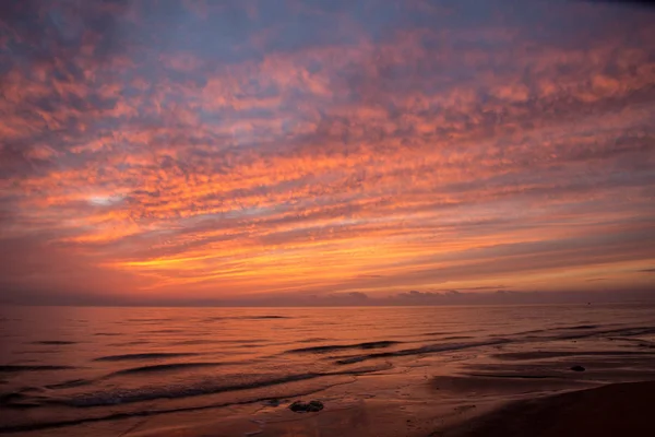 Hermosas Nubes Dramáticas Alto Contraste Atardecer Sobre Mar — Foto de Stock