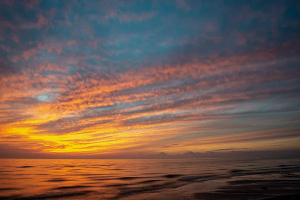 Belas Nuvens Dramáticas Alto Contraste Pôr Sol Sobre Mar — Fotografia de Stock