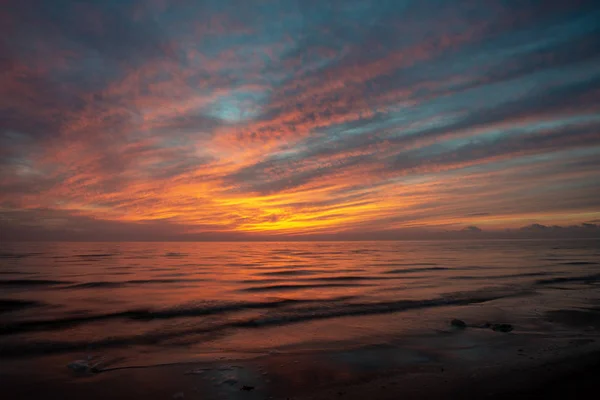 Beaux Nuages Spectaculaires Contraste Élevé Coucher Soleil Sur Mer — Photo