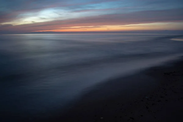 Güzel Dramatik Yüksek Karşıtlık Bulutlar Deniz Üzerinde Gün Batımında — Stok fotoğraf