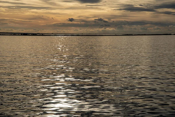 Hermosas Nubes Dramáticas Alto Contraste Atardecer Sobre Mar — Foto de Stock