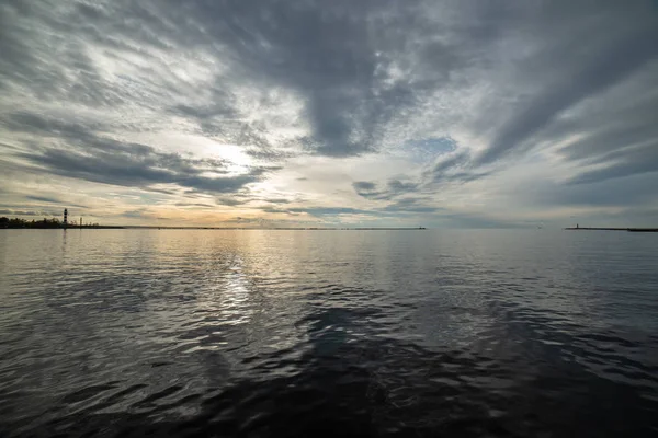 Krásné Dramatické Nebe Nad Klidné Moře Při Západu Slunce — Stock fotografie