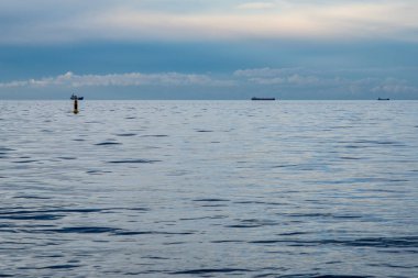 güzel dramatik yüksek karşıtlık bulutlar deniz üzerinde gün batımında