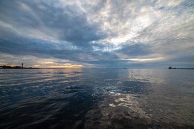 güzel dramatik yüksek karşıtlık bulutlar deniz üzerinde gün batımında