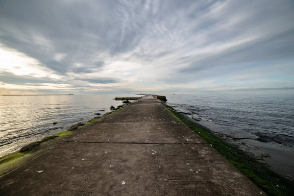 Pier Deniz Üzerinde Gün Batımında Dramatik Bulutlu Gökyüzü — Stok fotoğraf