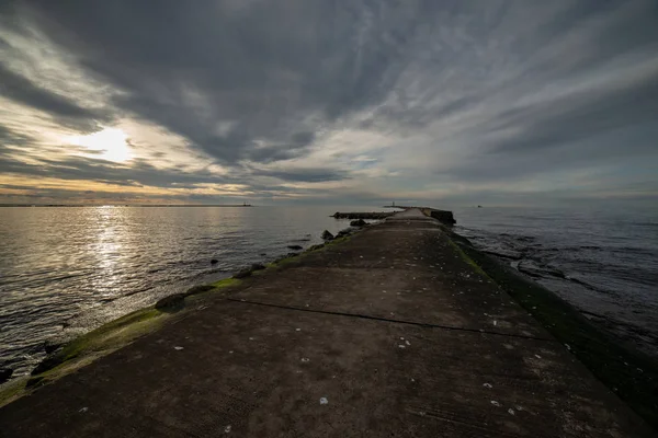 Dramatické Zamračená Obloha Při Západu Slunce Nad Molo Moři — Stock fotografie