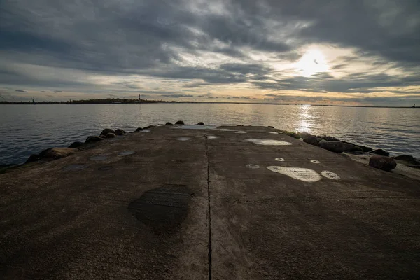 Ciel Nuageux Spectaculaire Coucher Soleil Sur Jetée Mer — Photo