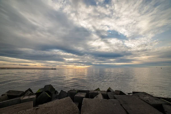 Mooie Dramatische Hoog Contrast Wolken Bij Zonsondergang Boven Zee — Stockfoto