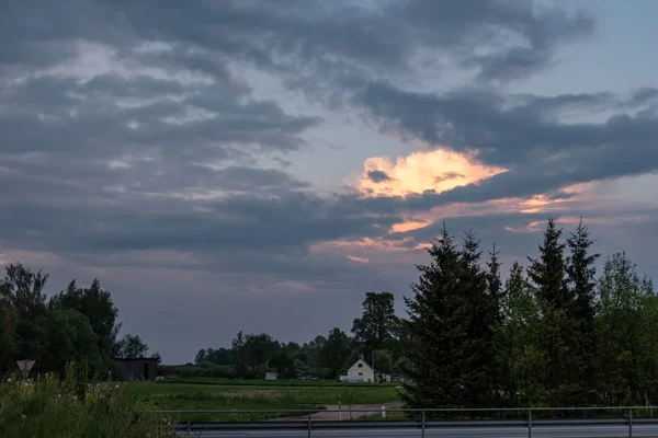 夕暮れの田舎の劇的な空 — ストック写真