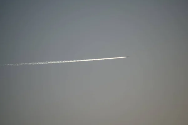 Plane White Smoke Trail Grey Sky — Stock Photo, Image