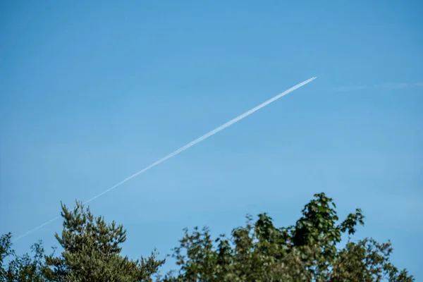 Piste Fumée Plane Sur Ciel Bleu Avec Feuillage Vert — Photo