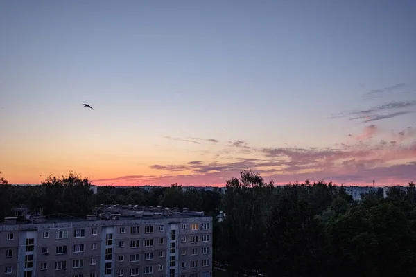 Dramatiska Moln Röd Himmel Över Staden Takåsar Solnedgången — Stockfoto