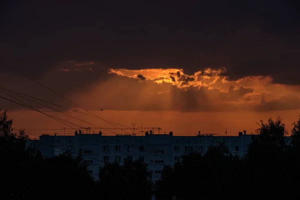 Драматичні Хмари Червоному Небі Над Вершинами Міського Даху Заході Сонця — стокове фото