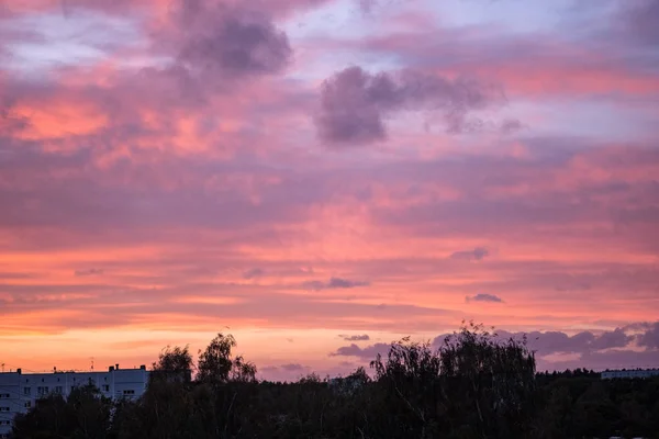 Dramatické Mraky Rudá Obloha Nad Střechy Města Při Západu Slunce — Stock fotografie