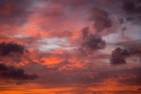 戏剧性的高对比度多云的天空在日落 — 图库照片