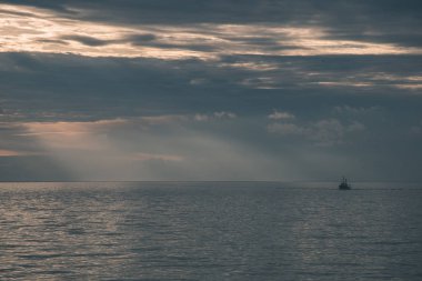 bulutlar deniz günbatımı sırasında üzerinde doğal görünümünü