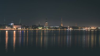 Letonya Riga şehrin gece görünümü