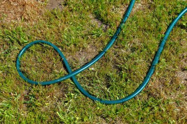 Yeşil lastik nargile yeşil çimenlerin üzerinde döşeme