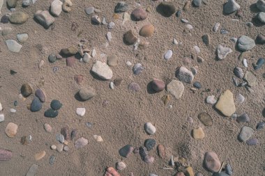 kumlu deniz plaj kayalar ile görünümünü kapat