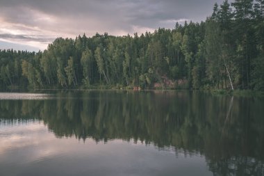 mavi gökyüzü ve yaz aylarında yeşil orman ile sakin Nehri manzaralı görünüm
