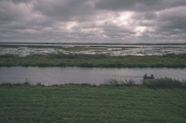 bulutlar bataklık alanın üzerine doğal görünümünü