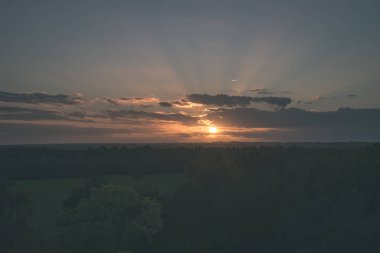 güzel bulutlu gökyüzü doğal görünümünü