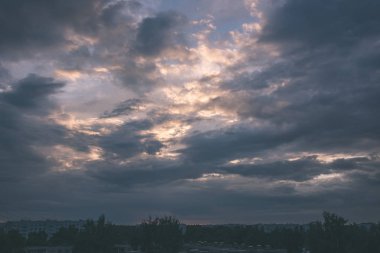 doğal peyzaj üzerinde bulutlu gökyüzü doğal görünümünü
