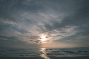 bulutlar deniz günbatımı sırasında üzerinde doğal görünümünü