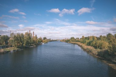 Orman ve sakin göl üzerinde gökyüzü doğal görünümünü