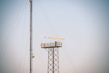 Elektrik ENH direkleri ve mavi gökyüzü zemin teller