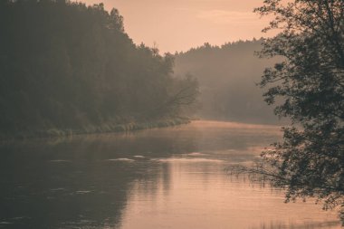 Letonya Gauja Nehri üzerinde güzel günbatımı manzaralı görünüm