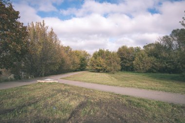 Her iki tarafta ağaçları ile boş yol