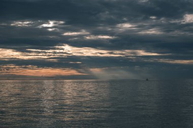 bulutlar deniz günbatımı sırasında üzerinde doğal görünümünü