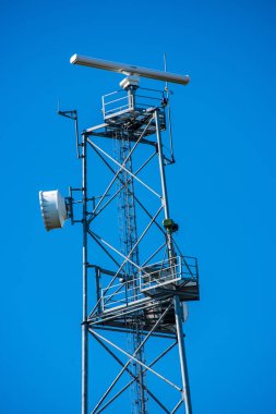 Elektrik ENH direkleri ve mavi gökyüzü zemin teller