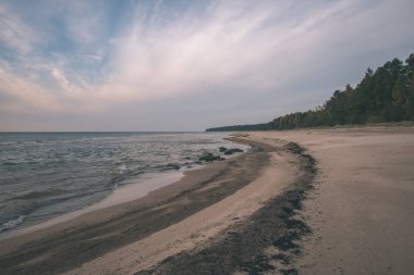 bulutlar deniz üzerinde mavi gökyüzü üzerinde doğal görünümünü