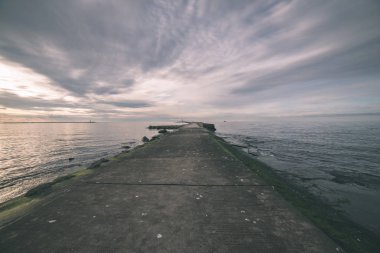 bulutlar deniz günbatımı sırasında üzerinde doğal görünümünü