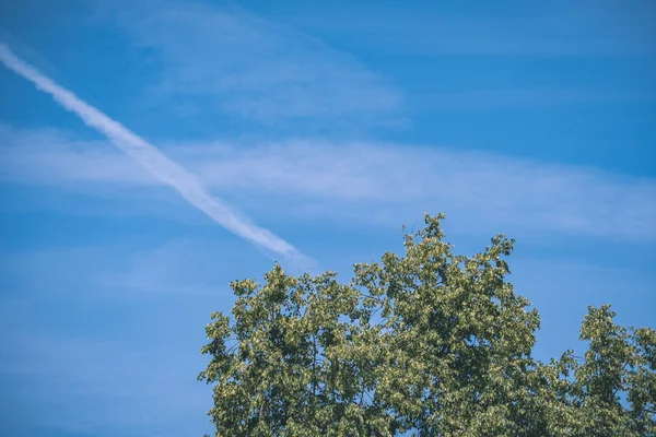 Самолет Белый Дым След Голубом Небе — стоковое фото