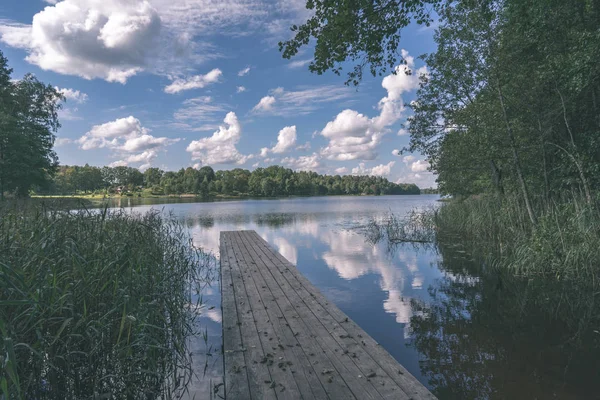 Vacker Vacker Utsikt Över Sjön Med Lugnt Vatten — Stockfoto