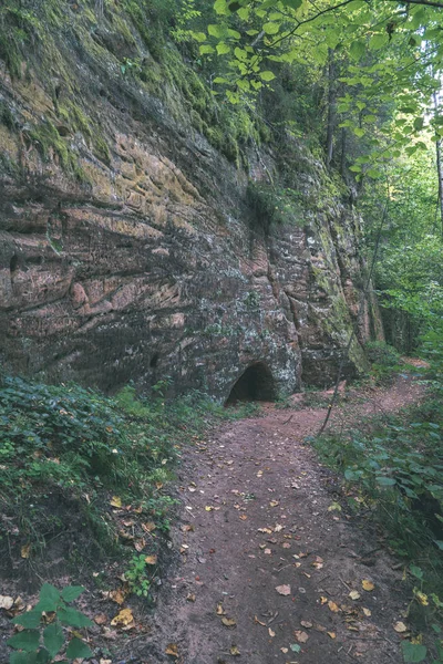 红色砂岩悬崖与旅游小道在拉脱维亚 — 图库照片