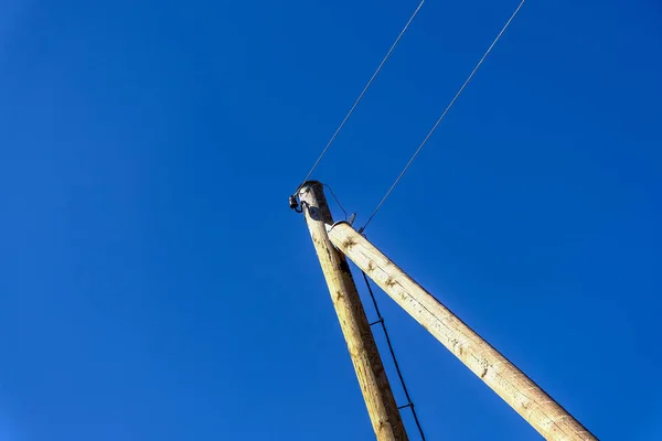 Postes Línea Electricidad Cables Telón Fondo Cielo Azul —  Fotos de Stock