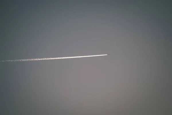 Літак Білий Дим Стежка Блакитному Небі — стокове фото