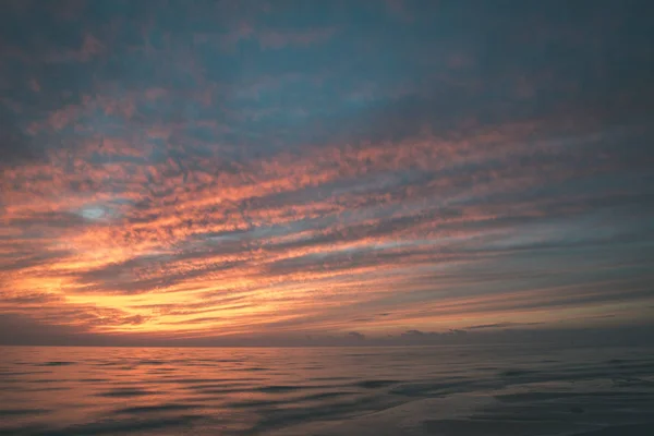 Piękny Piękny Widok Spokojny Morza Podczas Zachodu Słońca — Zdjęcie stockowe