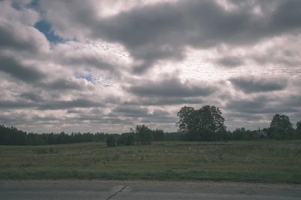 Συννεφιά Πάνω Από Άδειο Δρόμο Στο Ύπαιθρο — Φωτογραφία Αρχείου