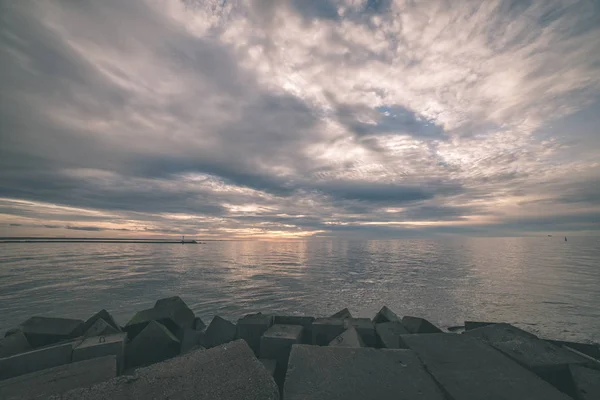Schilderachtig Uitzicht Zee Van Wolken Tijdens Zonsondergang — Stockfoto