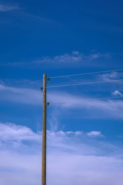 Postes Linha Eletricidade Fios Fundo Céu Azul — Fotografia de Stock