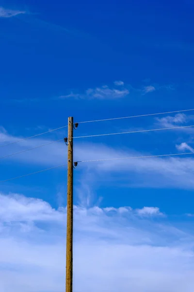 Postes Línea Electricidad Cables Telón Fondo Cielo Azul —  Fotos de Stock