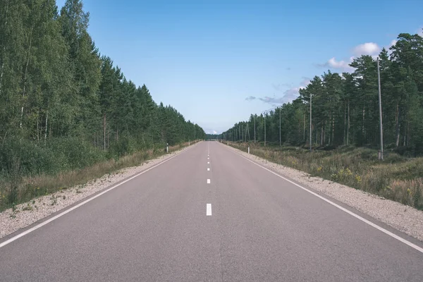 空旷的柏油路 两侧都是绿色森林 — 图库照片