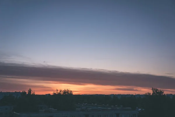 Moln Blå Himmel Byggnader Solnedgången — Stockfoto